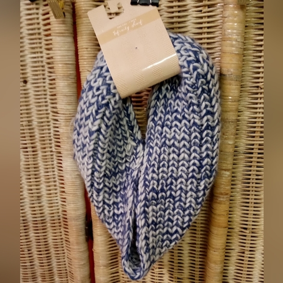 Gertex Women’s Infinity Scarf One Size Blue & White Loose Cable knit NEW, - Picture 1 of 5